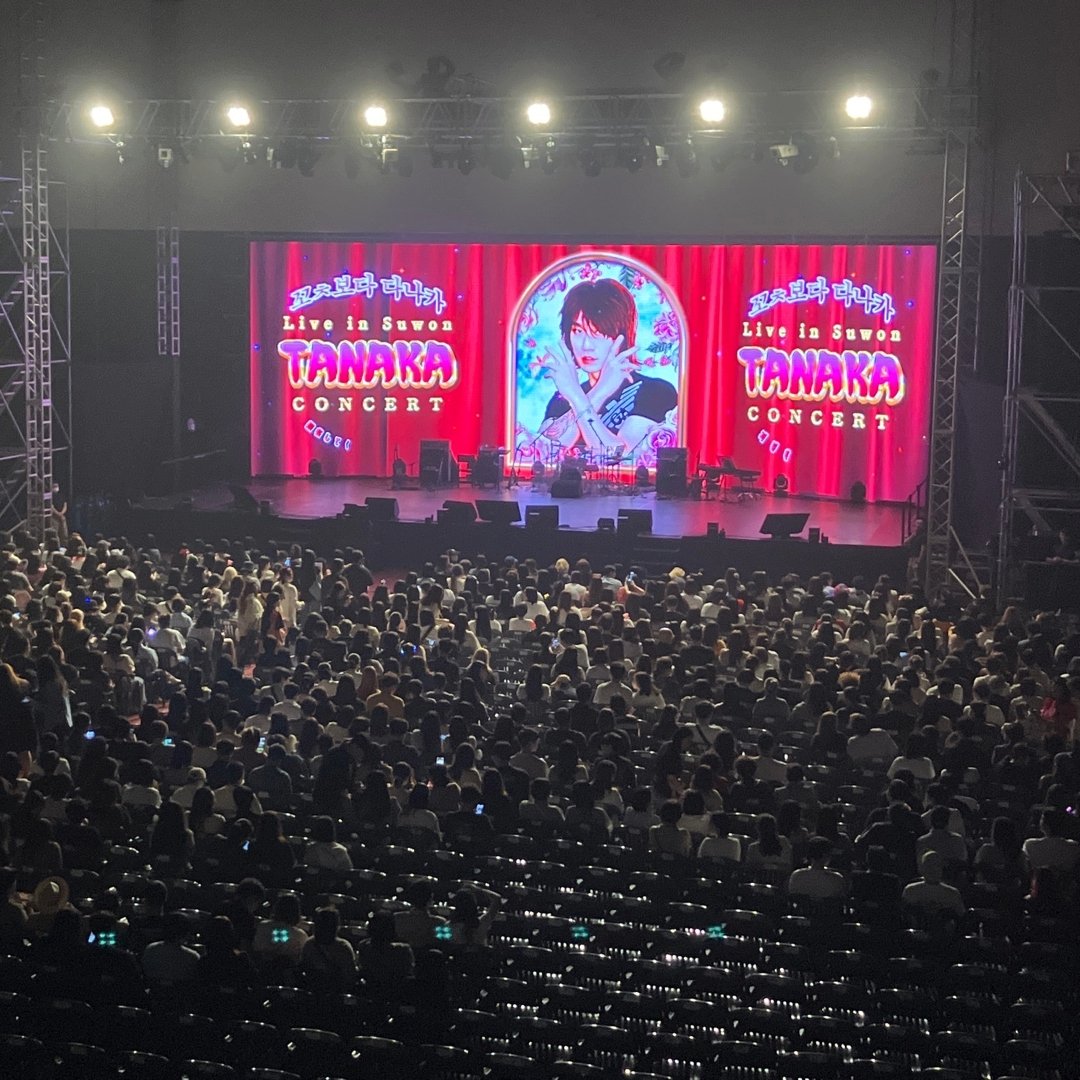 2층 객석에서 내려다본 공연장. 무대 LED에 콘서트 로고가 떠 있고 1층 객석이 관객으로 가득 차 있다