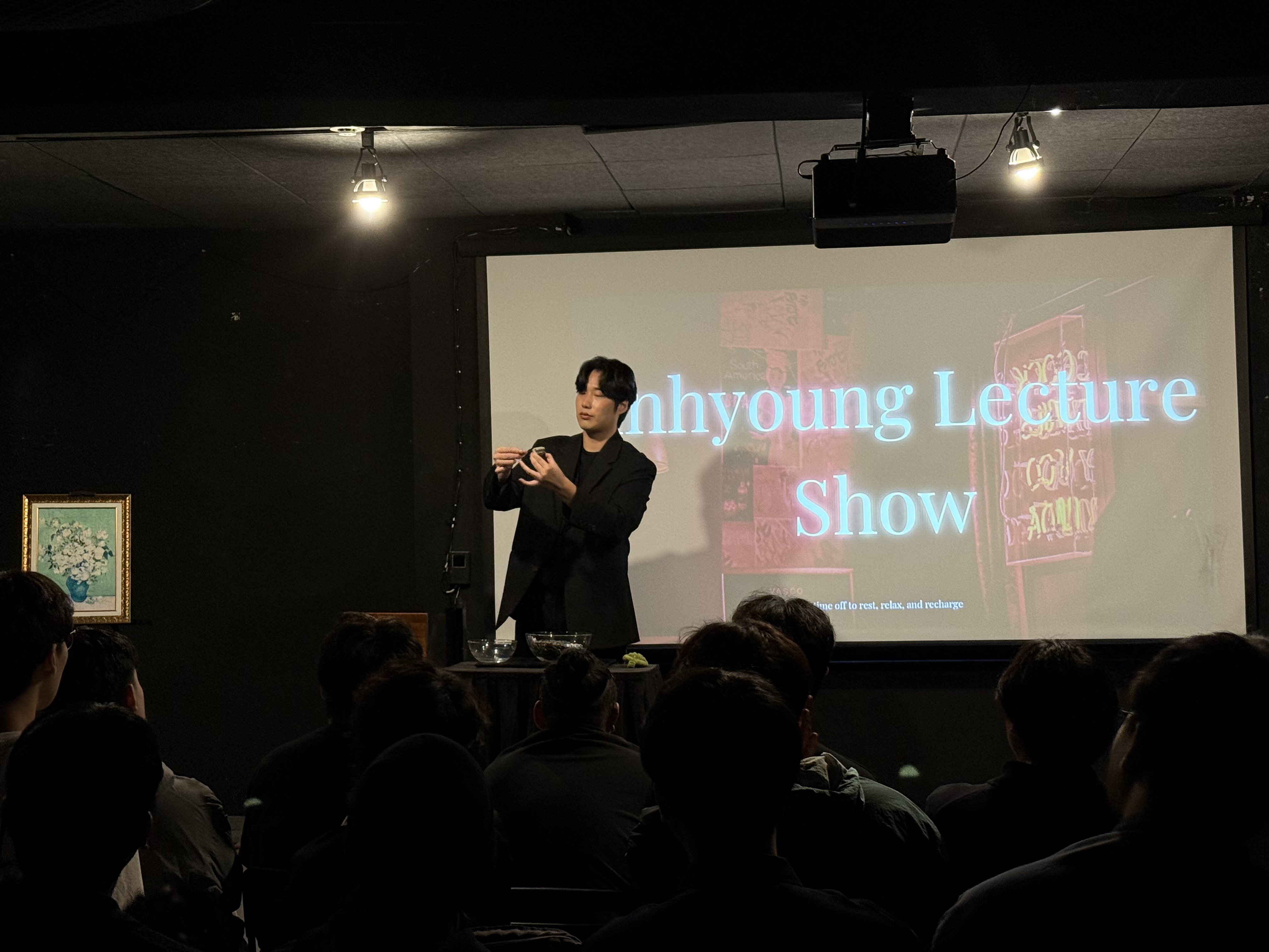 아트파이 라이브하우스의 마술 공연 현장